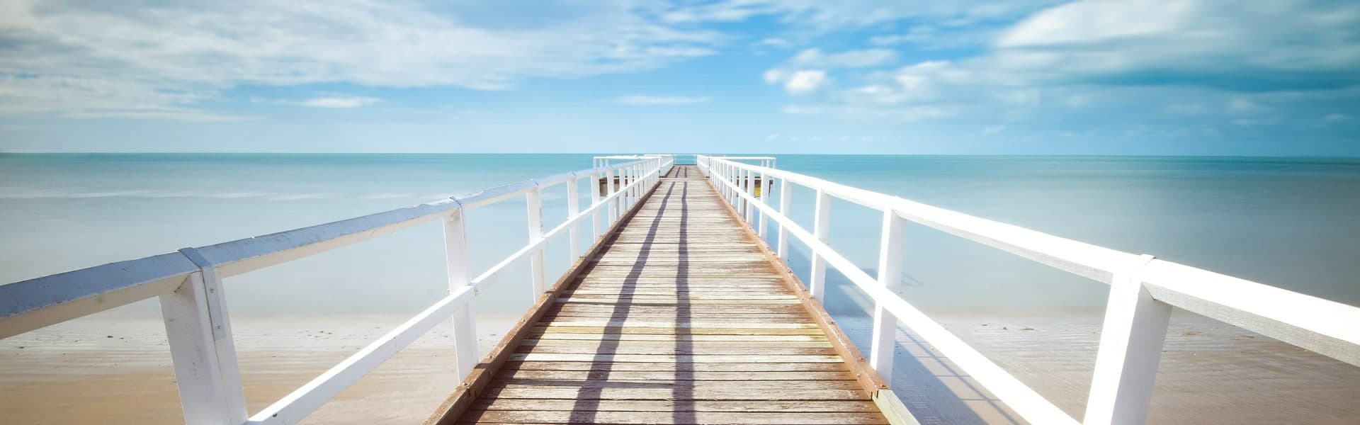 Vista del mar en Málaga como símbolo de calma y claridad jurídica