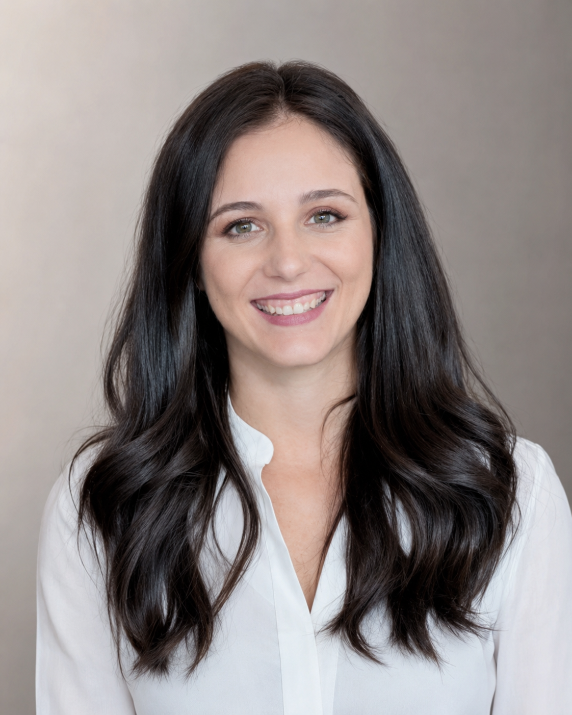Retrato profesional de María Aguilar Millán, abogada en Solutia Abogados